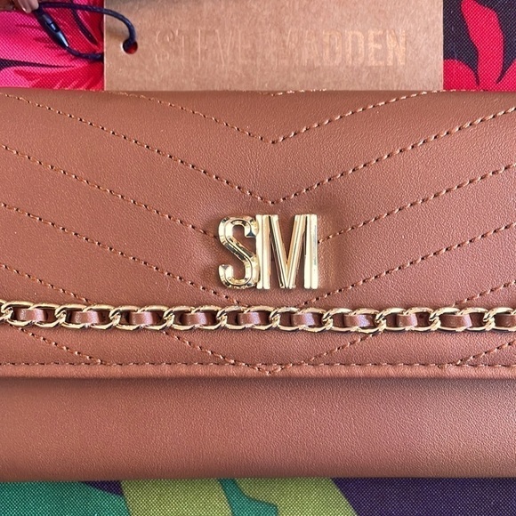 Brand New Steve Madden Cruz Cognac Trifold Snap Wristlet Wallet Gold Tone Chain - Picture 3 of 16